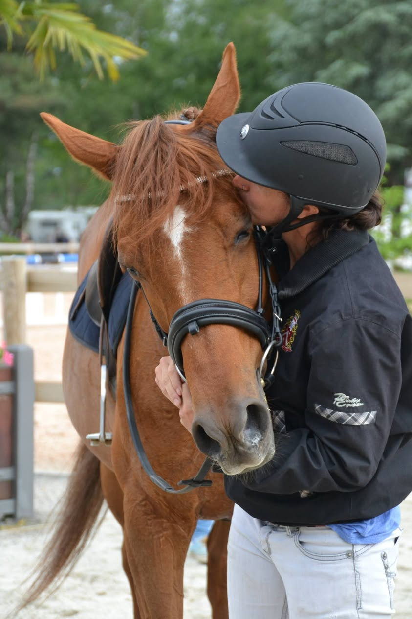 Léa dans un moment de complicité avec un cheval