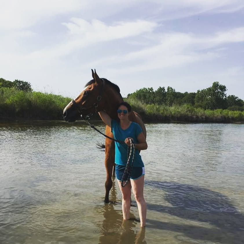 Léa à pied dans l’eau
